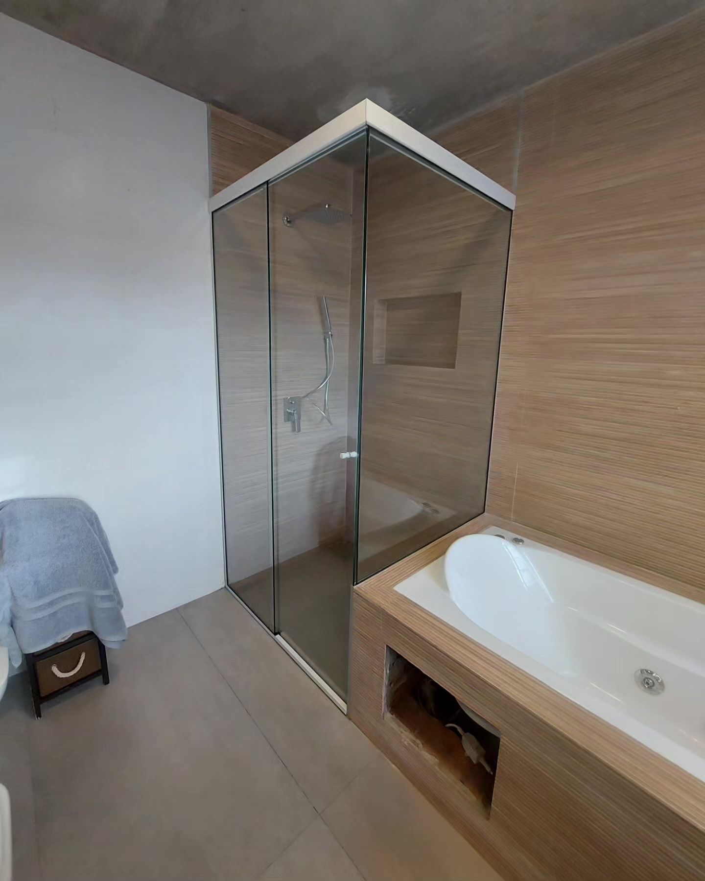 Mampara de baño junto a bañera